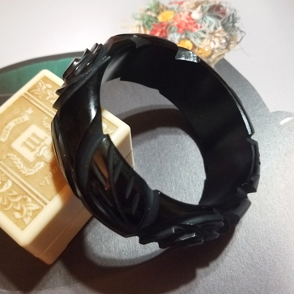 Genuine BAKELITE Deeply Carved Bangle Bracelet - Picture 5 of 8
